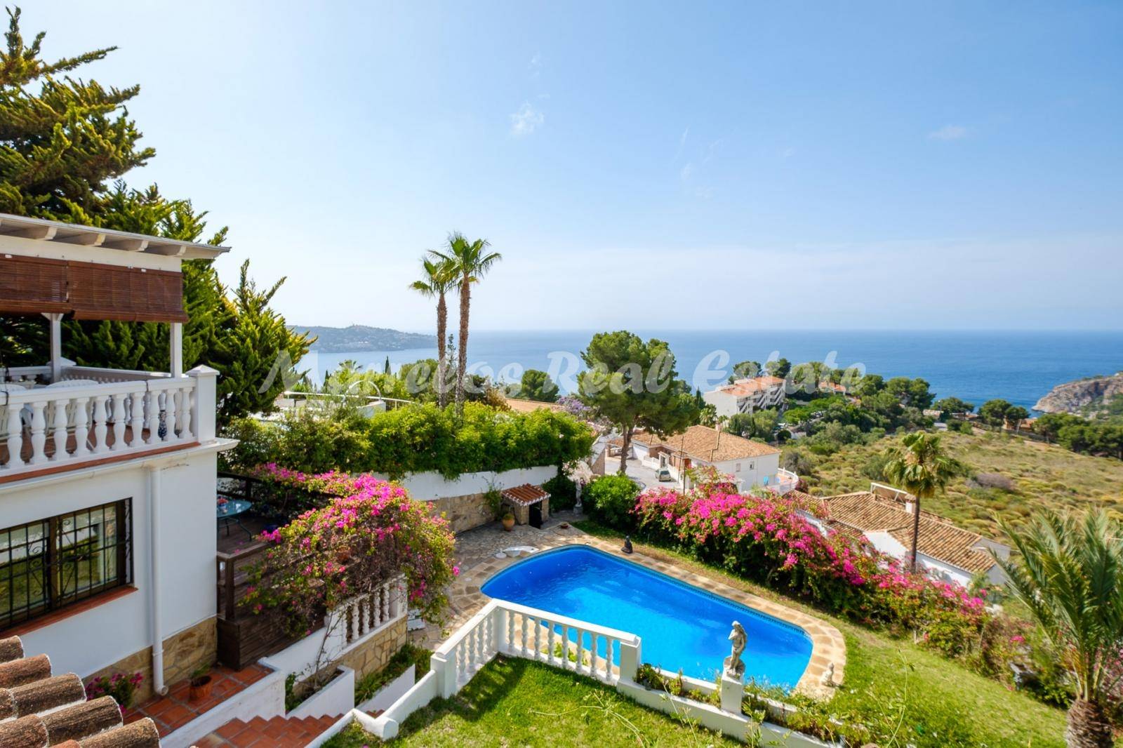 Fantastische villa in een rustige urbanisatie met spectaculair uitzicht op zee in La Herradura