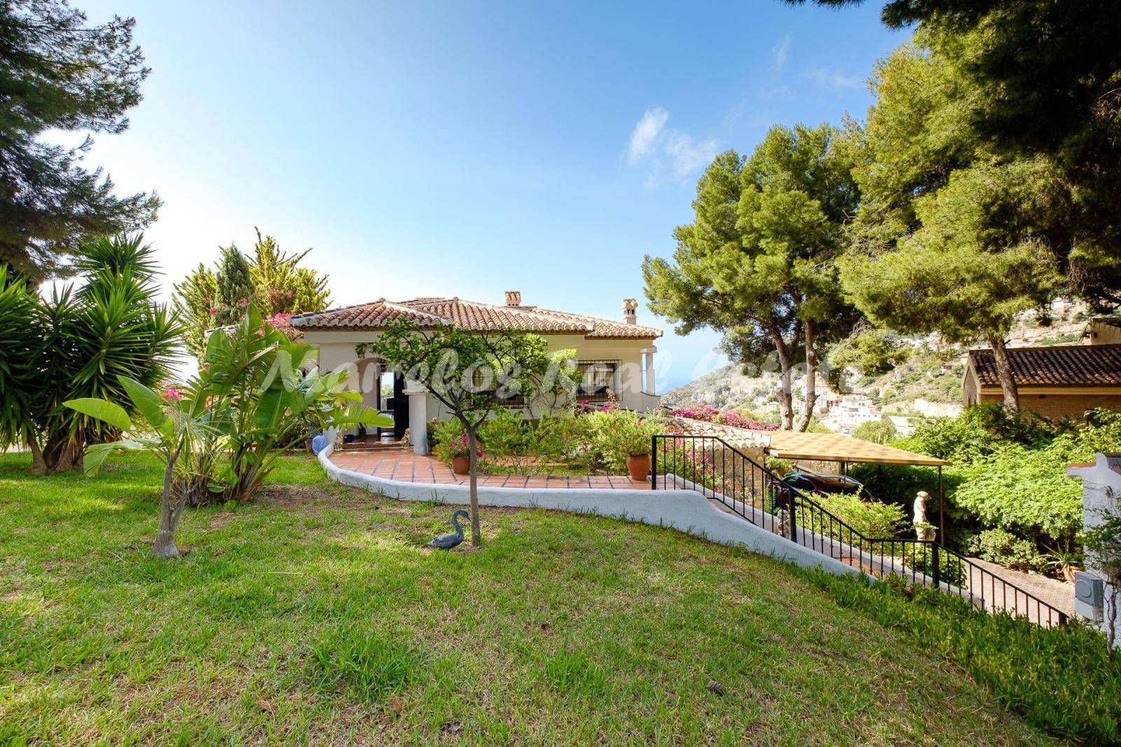 Fantástico chalet en una tranquila urbanización con espectaculares vistas al mar en La Herradura