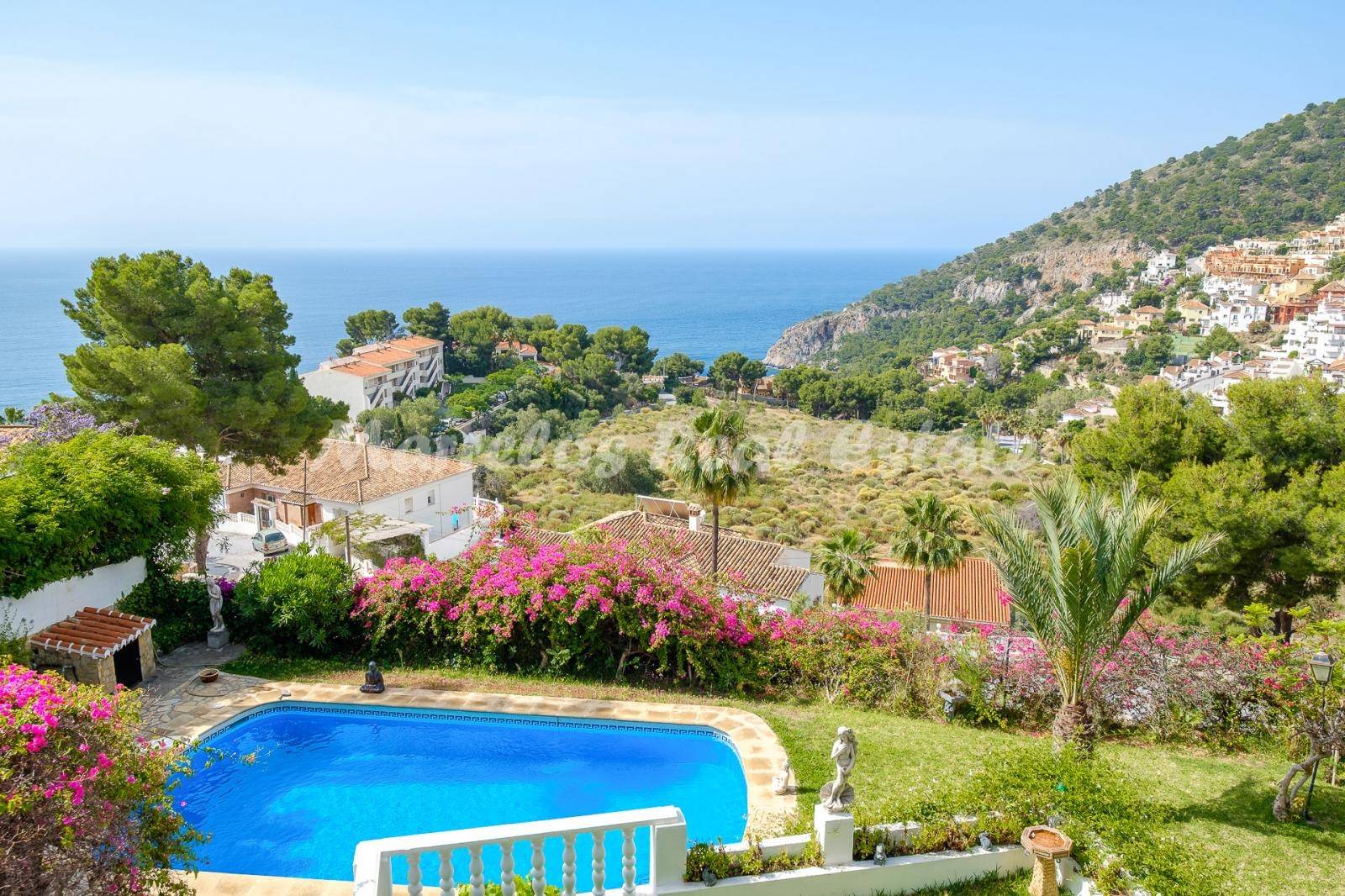 Fantástico chalet en una tranquila urbanización con espectaculares vistas al mar en La Herradura