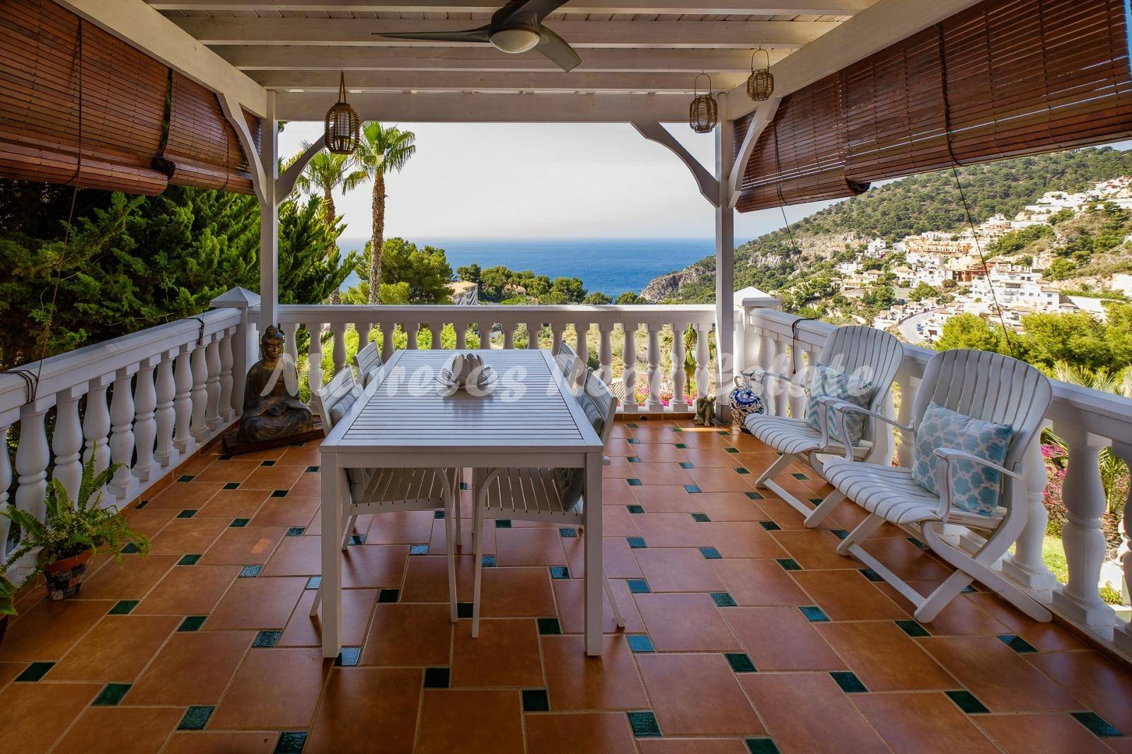 Fantastische villa in een rustige urbanisatie met spectaculair uitzicht op zee in La Herradura