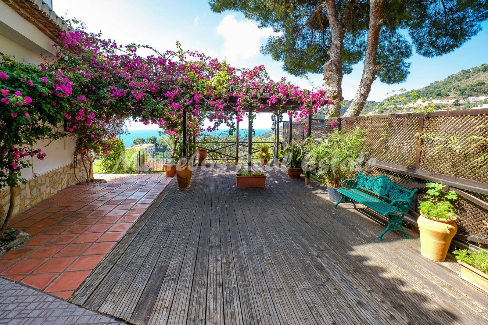 Fantástico chalet en una tranquila urbanización con espectaculares vistas al mar en La Herradura