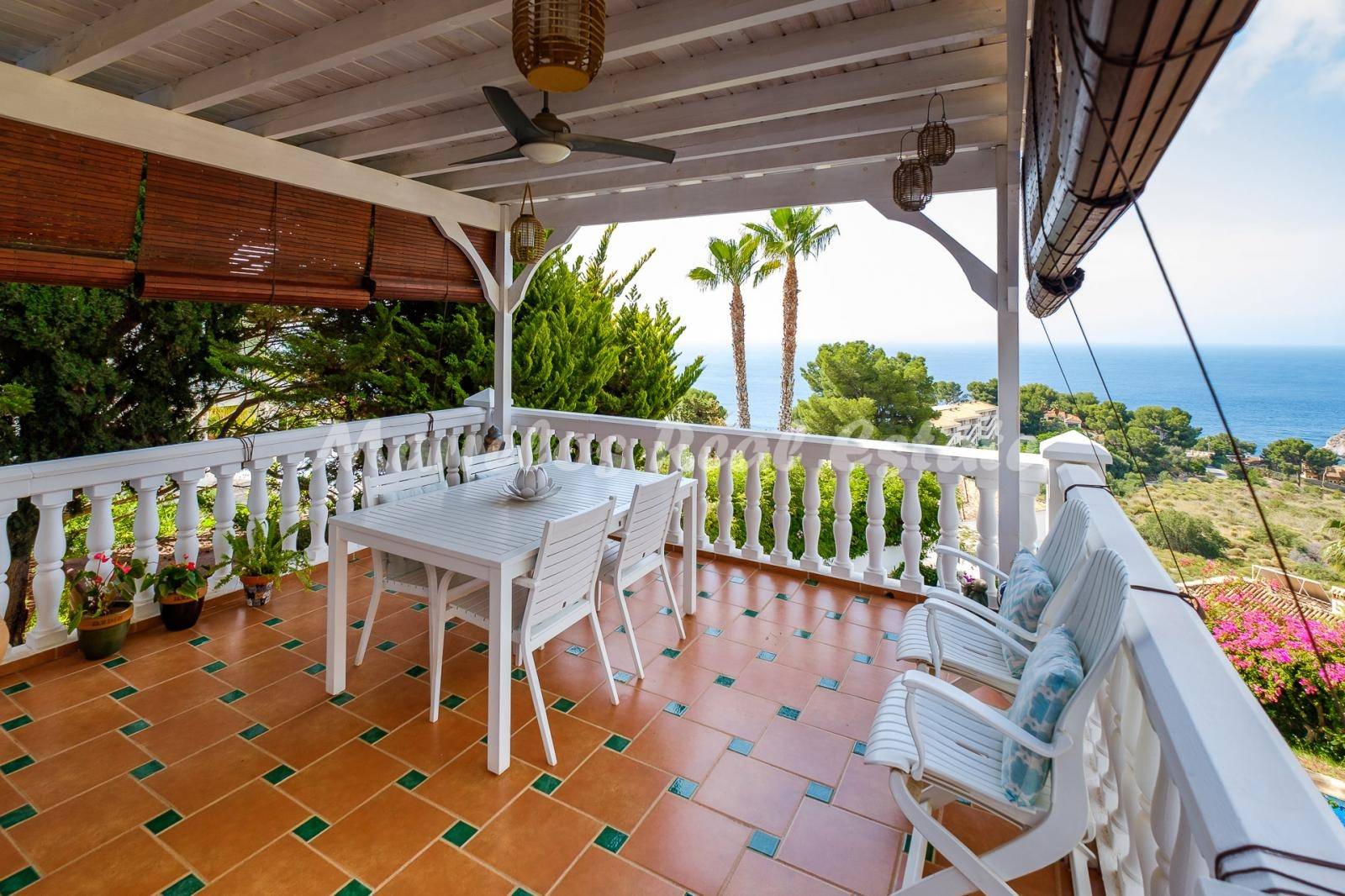 Fantástico chalet en una tranquila urbanización con espectaculares vistas al mar en La Herradura