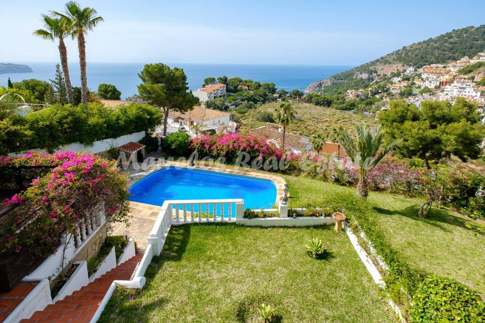 Fantástico chalet en una tranquila urbanización con espectaculares vistas al mar en La Herradura