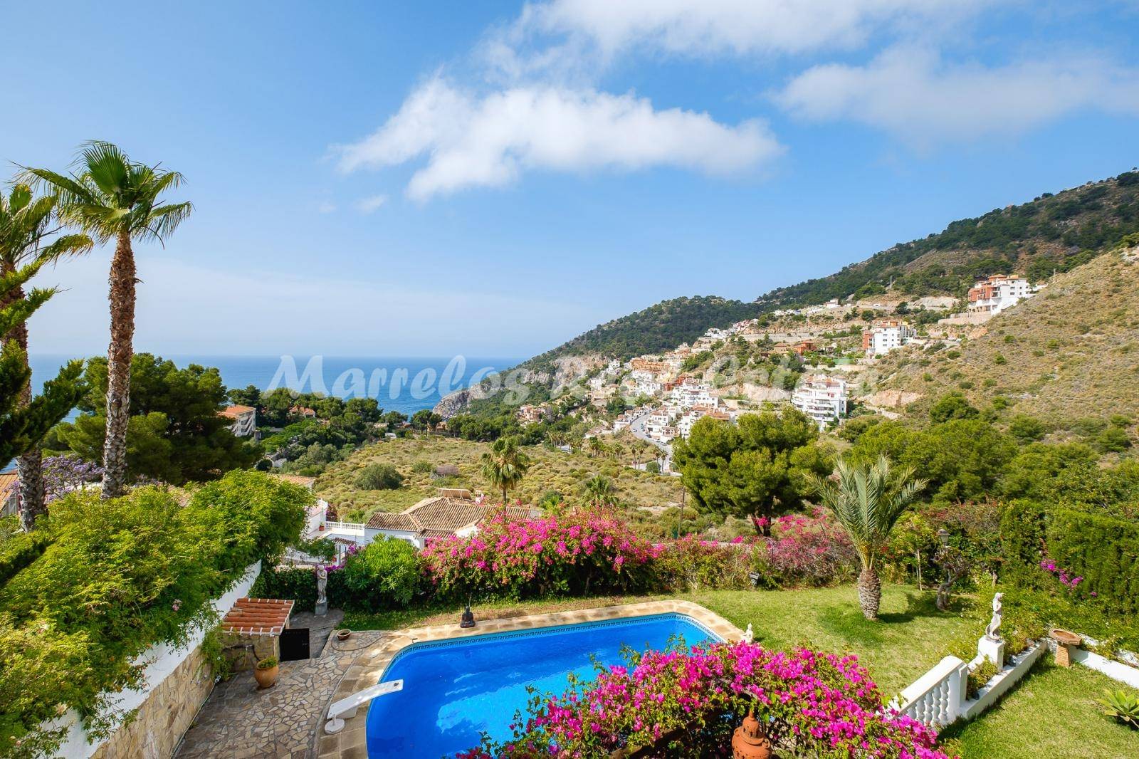 Fantástico chalet en una tranquila urbanización con espectaculares vistas al mar en La Herradura