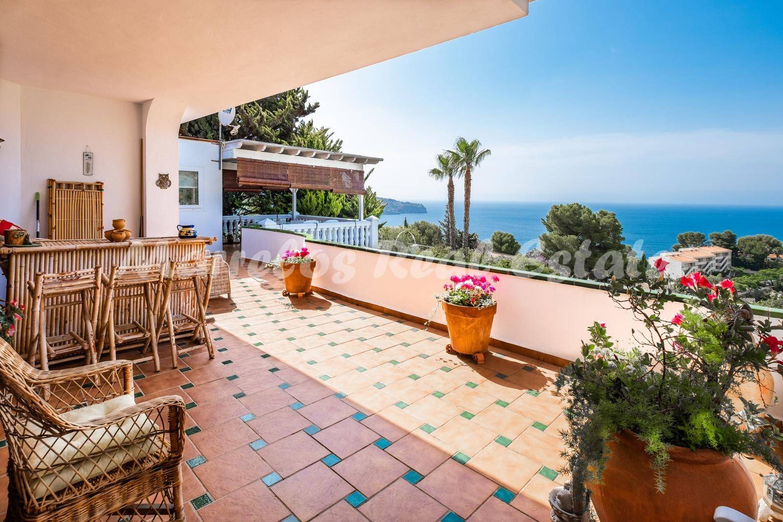 Fantástico chalet en una tranquila urbanización con espectaculares vistas al mar en La Herradura