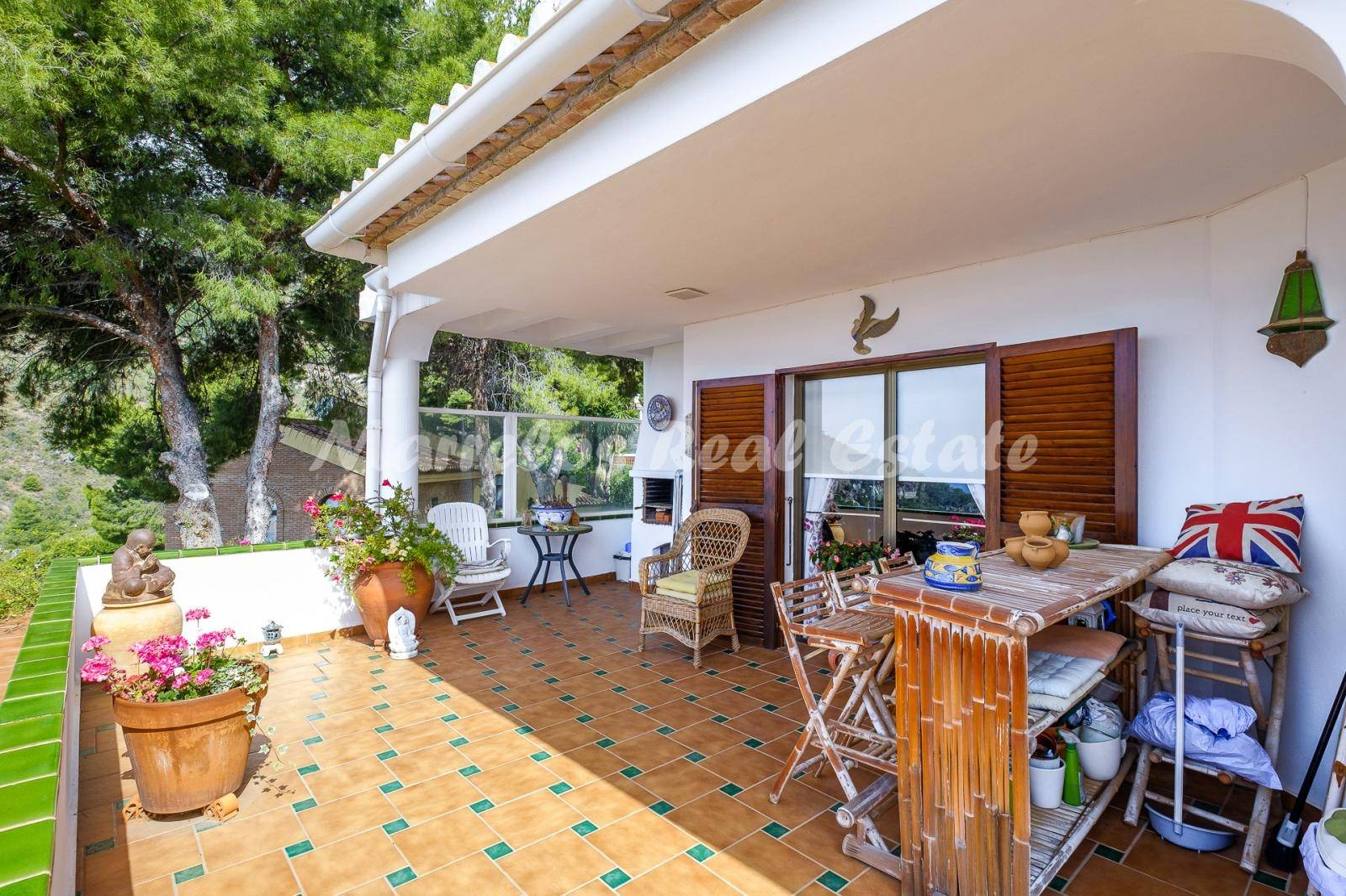 Fantastische villa in een rustige urbanisatie met spectaculair uitzicht op zee in La Herradura