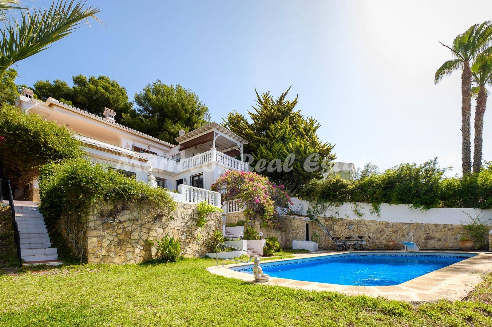 Fantástico chalet en una tranquila urbanización con espectaculares vistas al mar en La Herradura