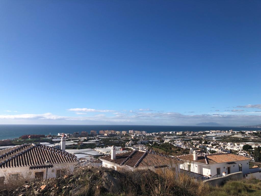 Solar de 350 m2 edificable con vistas al mar en zona de Torrox Park