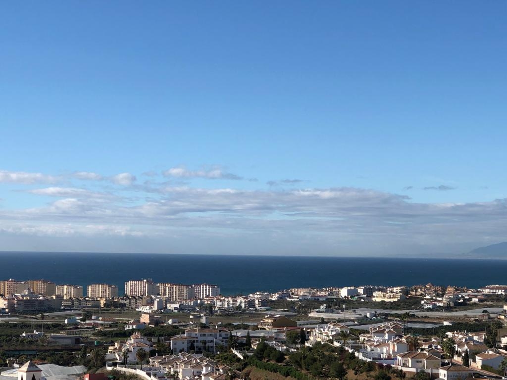 Building plot of 350 m2 with sea views in Torrox Park area