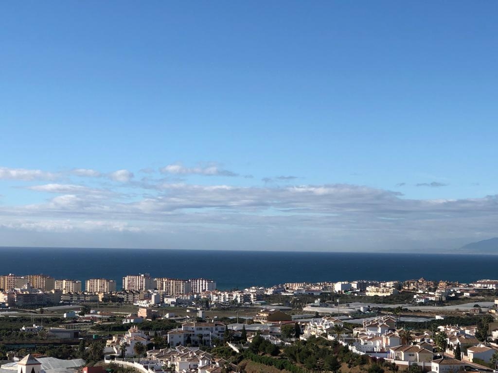 Solar de 350 m2 edificable con vistas al mar en zona de Torrox Park