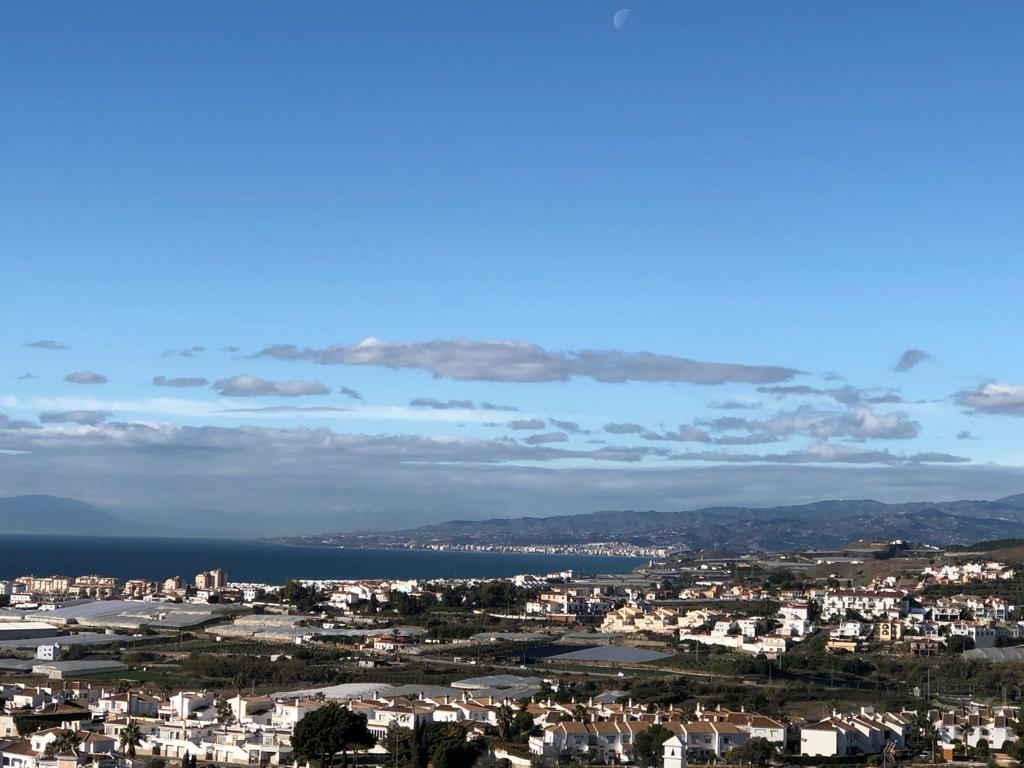 Solar de 350 m2 edificable con vistas al mar en zona de Torrox Park