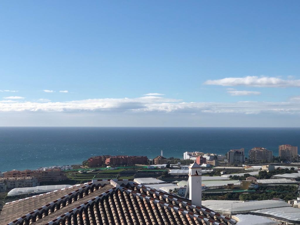 Solar de 350 m2 edificable con vistas al mar en zona de Torrox Park