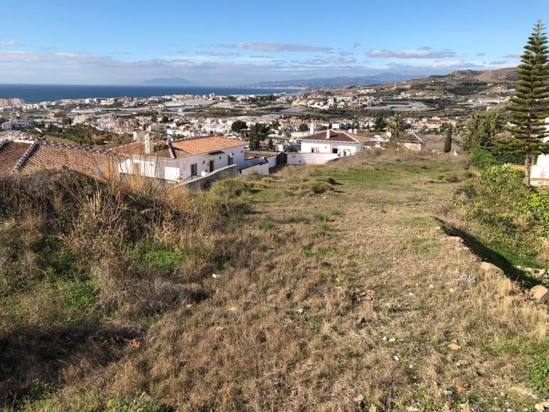 Building plot of 350 m2 with sea views in Torrox Park area