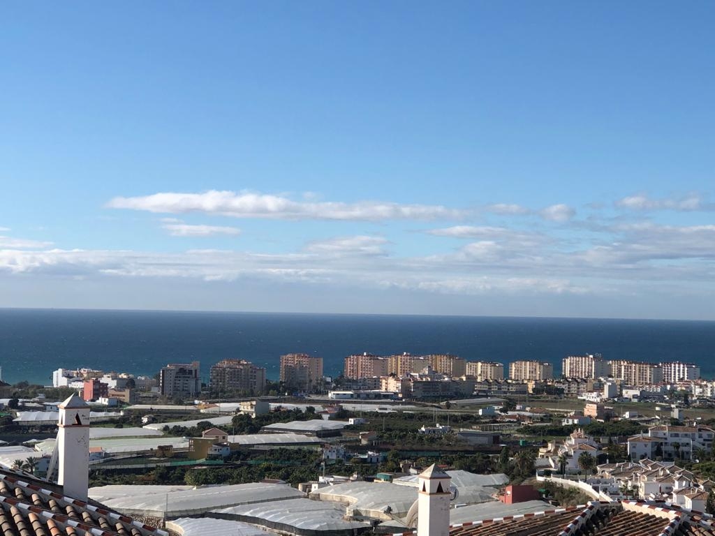 Solar de 350 m2 edificable con vistas al mar en zona de Torrox Park