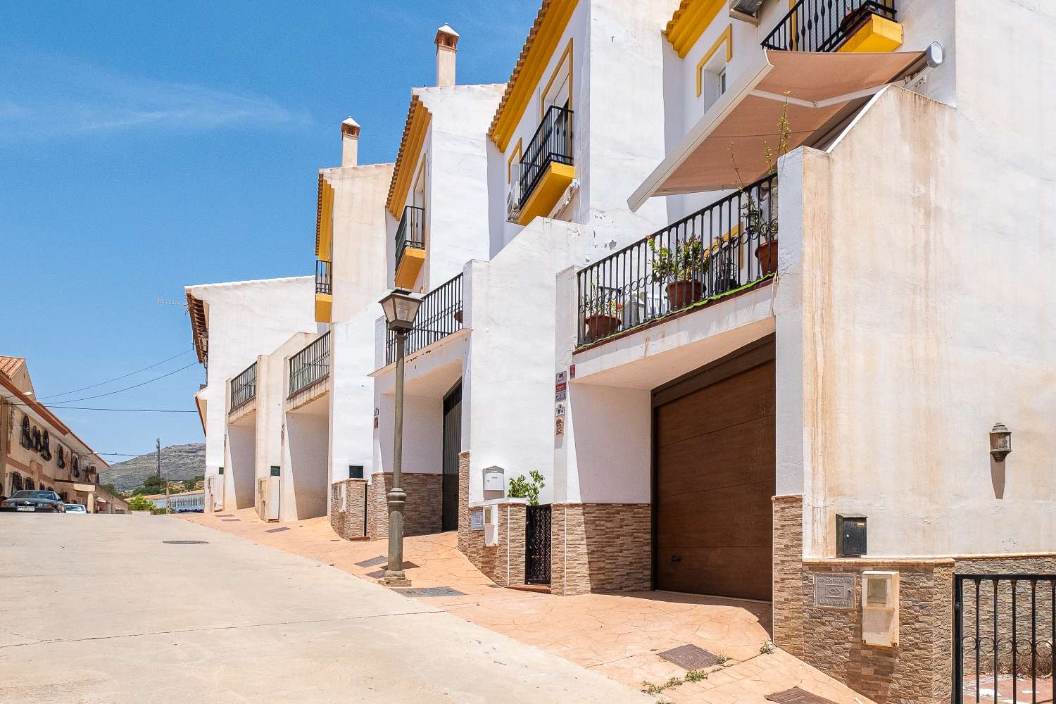 Halfvrijstaand huis in Perina met uitzicht op het meer van Viñuela