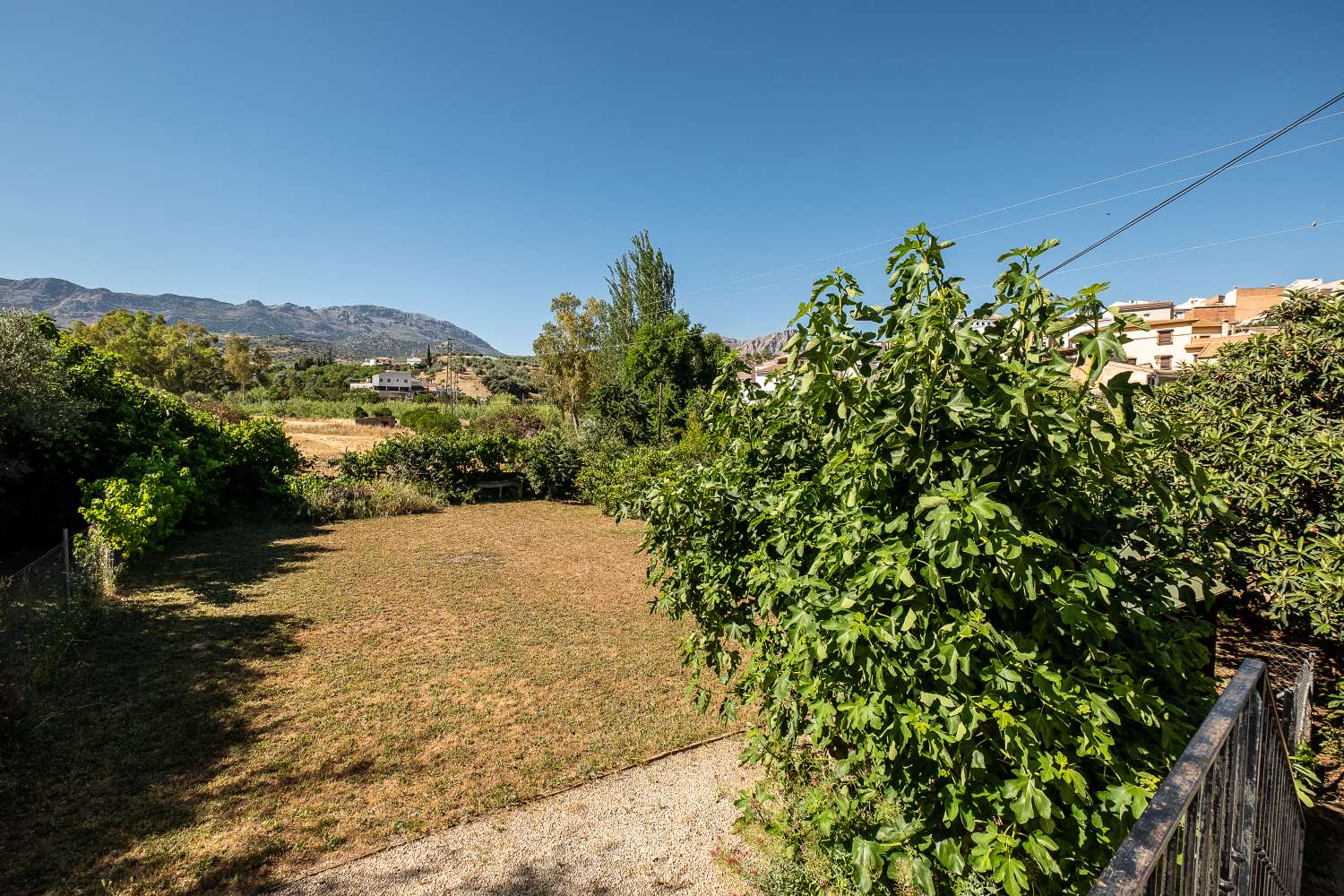 Beautiful and spacious country house divided into two houses with independent accesses