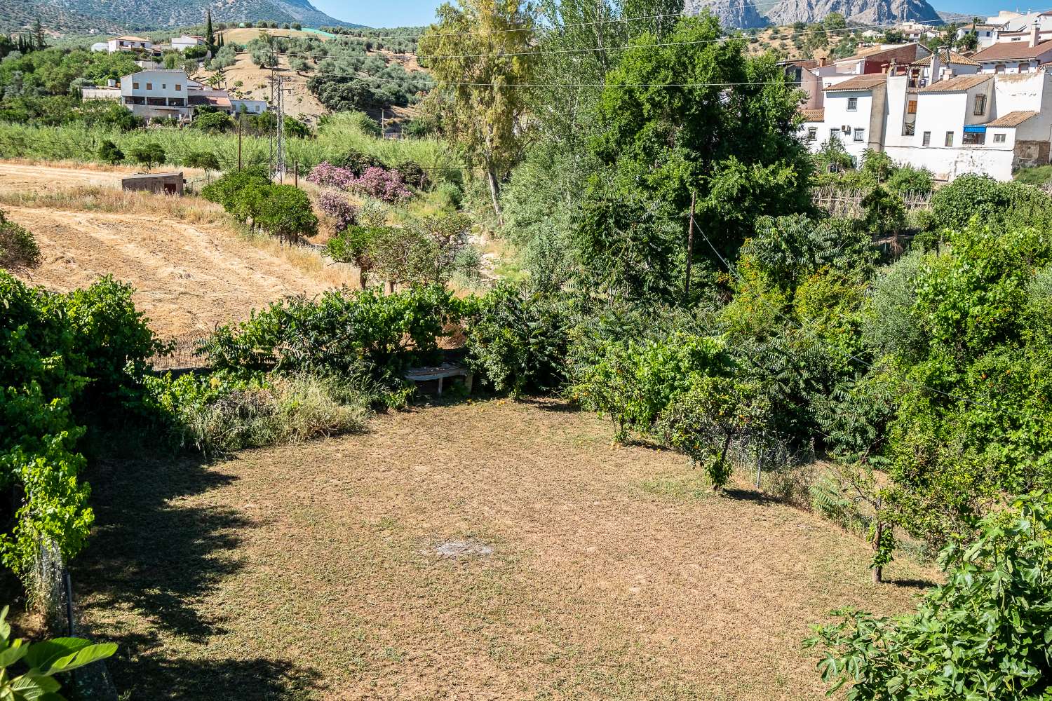 Beautiful and spacious country house divided into two houses with independent accesses