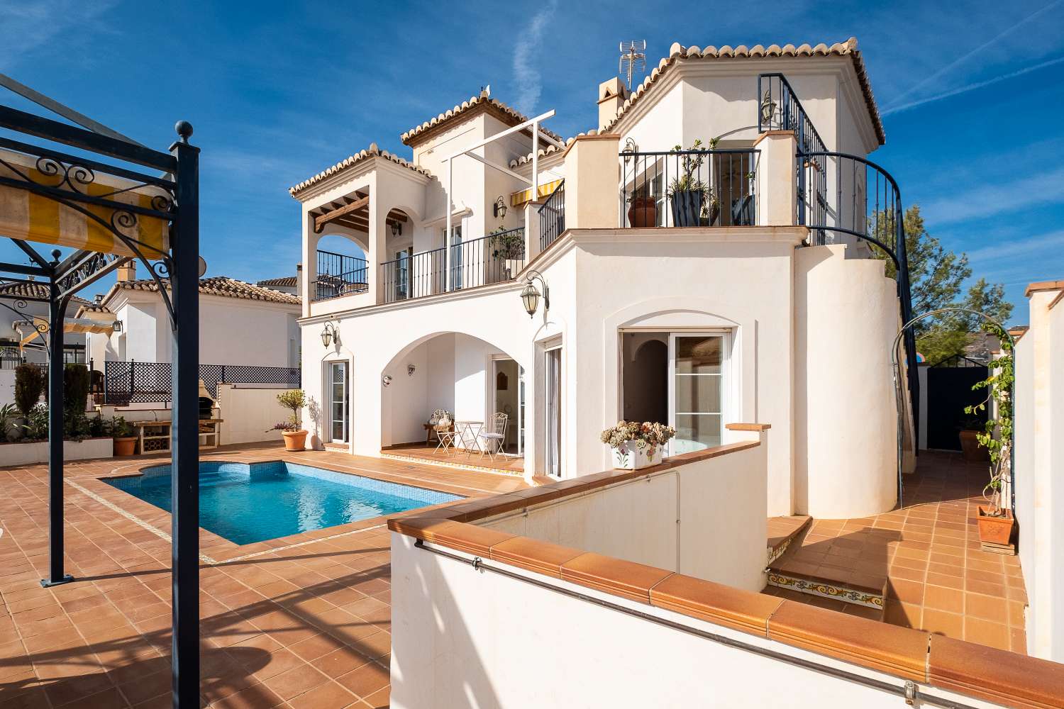 PRECIOSA VILLA EN LAS LOMAS (FRIGILIANA) CON VISTAS AL MAR