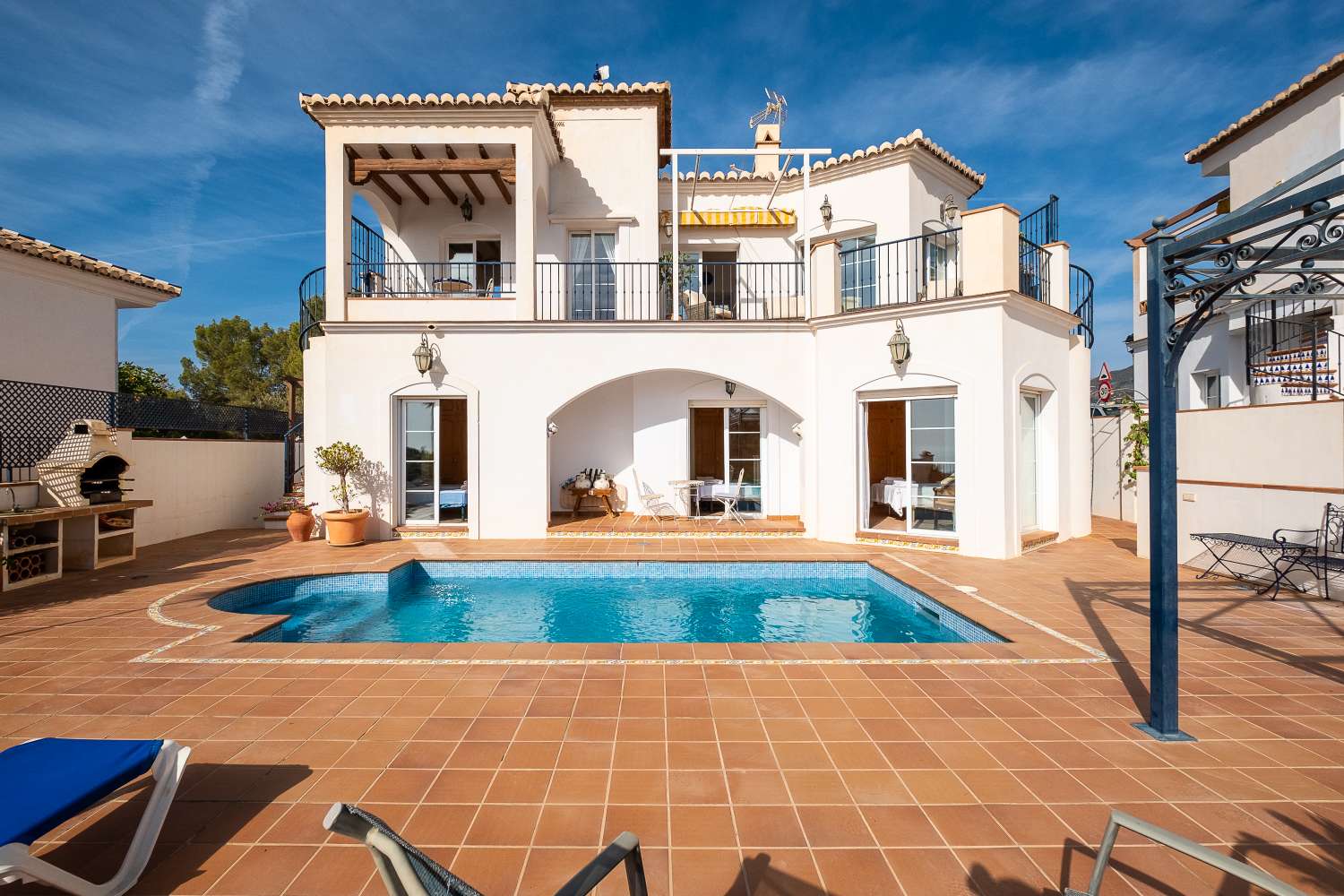 PRECIOSA VILLA EN LAS LOMAS (FRIGILIANA) CON VISTAS AL MAR