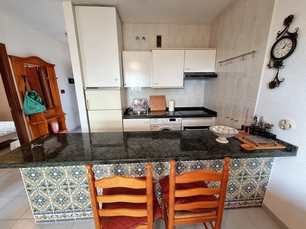 APPARTEMENT MET 2 SLAAPKAMERS, TERRAS, TUIN, ZWEMBAD EN UITZICHT OP ZEE - TORROX PARK