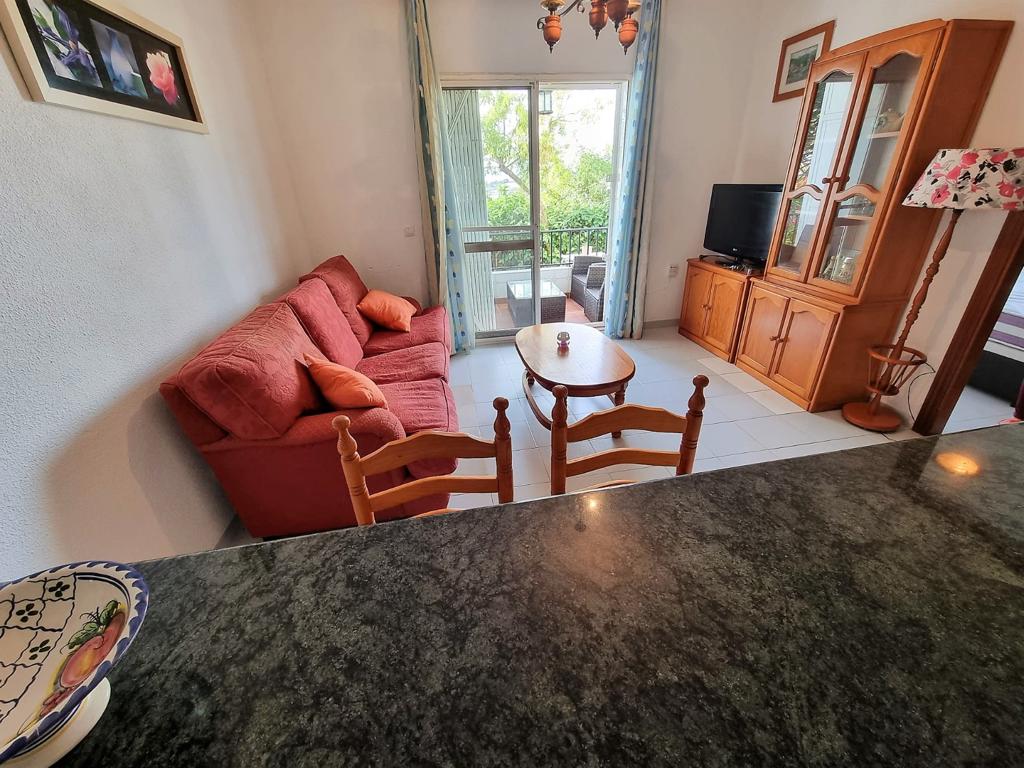 APPARTEMENT MET 2 SLAAPKAMERS, TERRAS, TUIN, ZWEMBAD EN UITZICHT OP ZEE - TORROX PARK