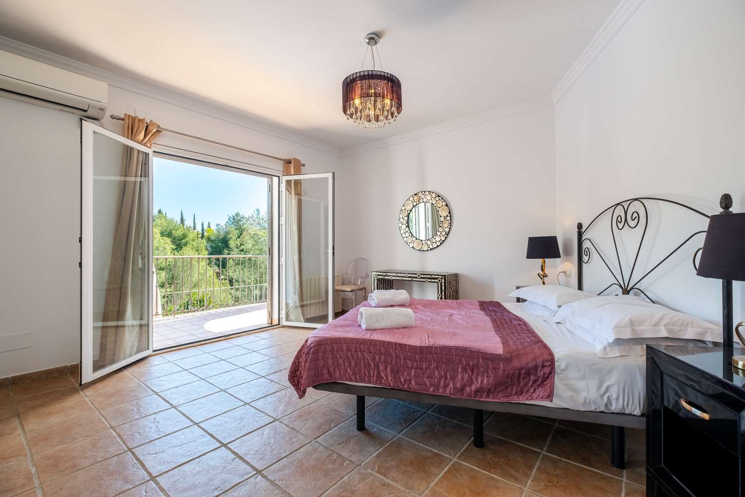 Onlangs gerenoveerde luxe villa gelegen tussen Nerja en Frigiliana