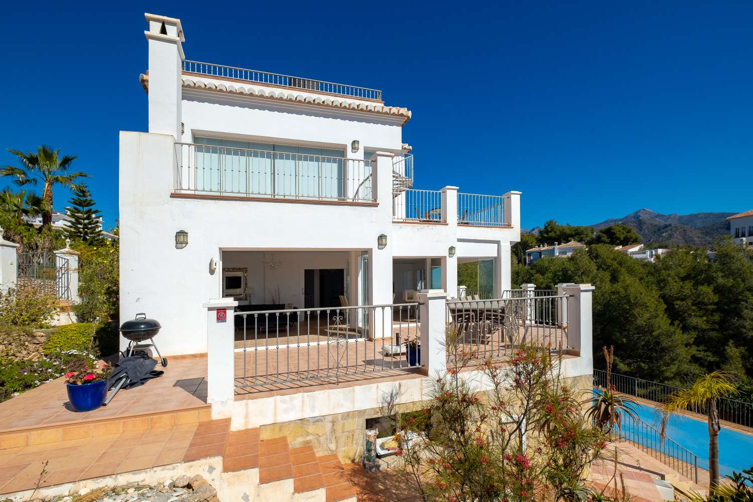 Onlangs gerenoveerde luxe villa gelegen tussen Nerja en Frigiliana