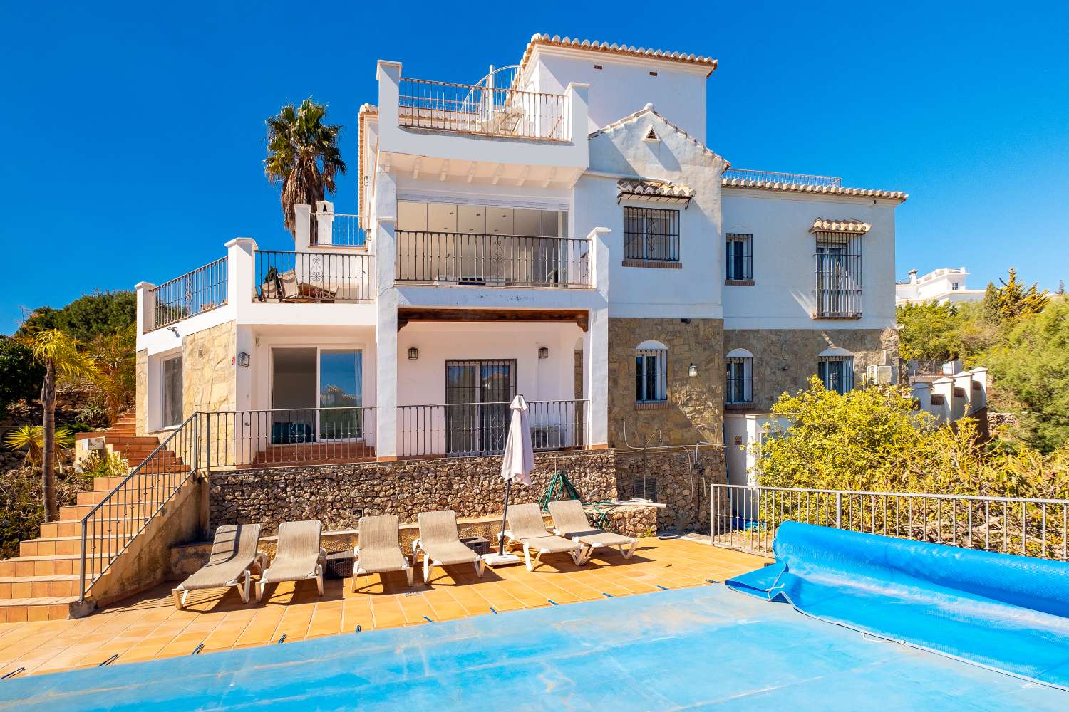 Onlangs gerenoveerde luxe villa gelegen tussen Nerja en Frigiliana