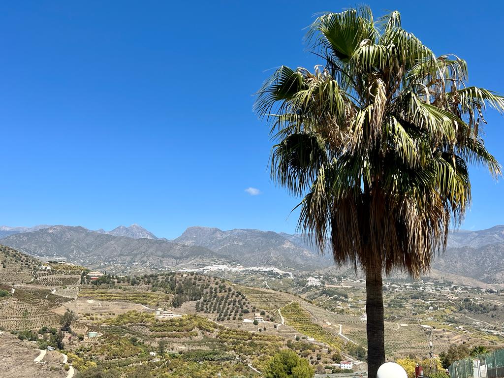 Piccola villa con piscina e splendida vista sulle montagne