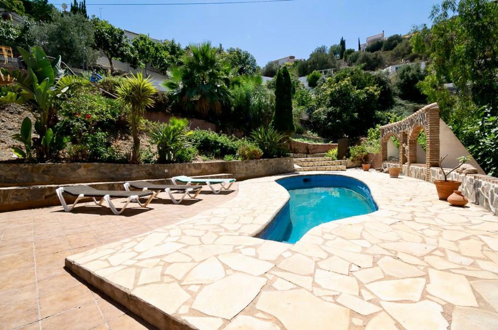 Petite villa avec piscine et belle vue sur la montagne