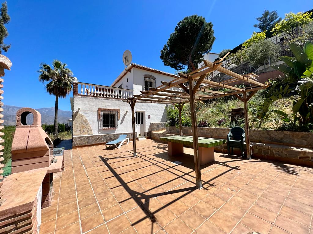 Pequeña villa con piscina y bonitas vistas a la montaña