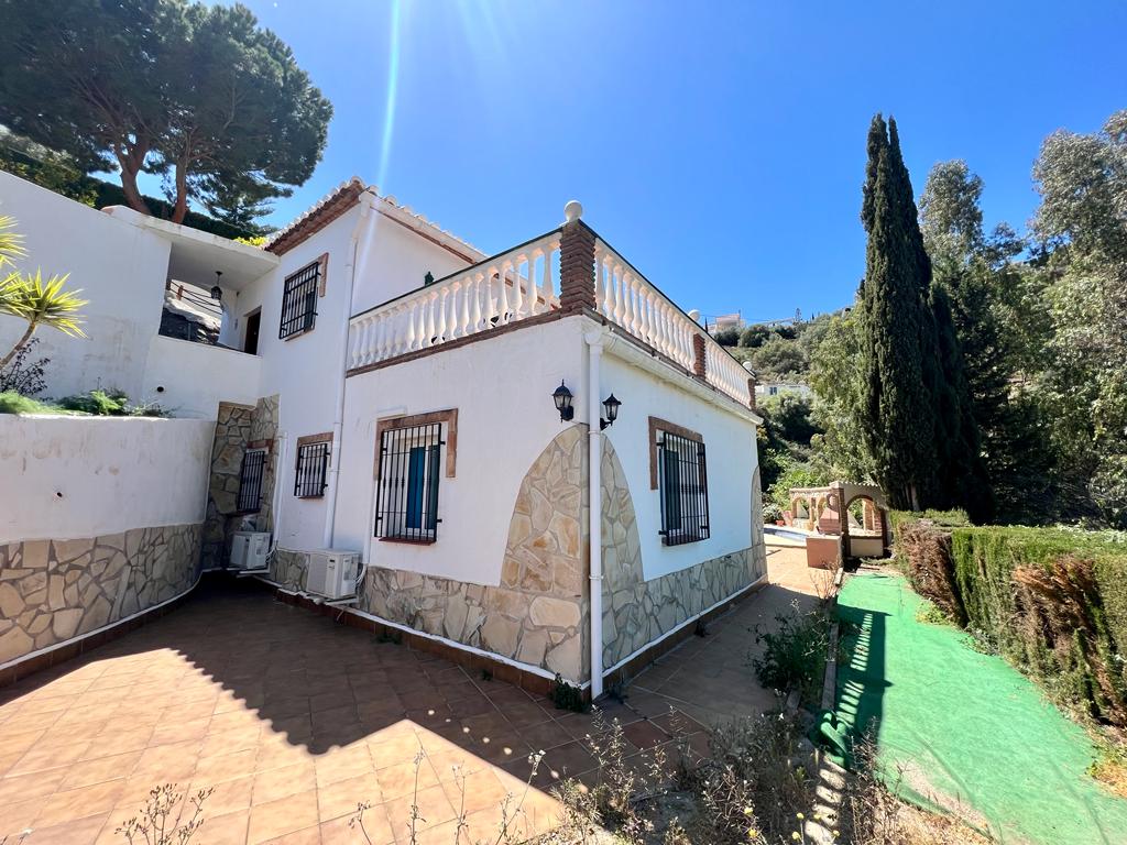 Petite villa avec piscine et belle vue sur la montagne