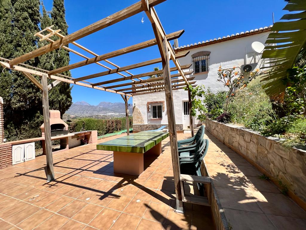 Petite villa avec piscine et belle vue sur la montagne