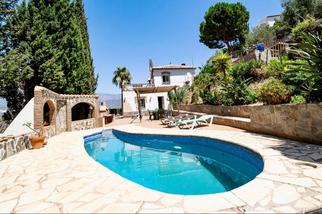 Pequeña villa con piscina y bonitas vistas a la montaña