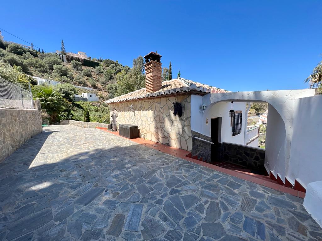 Piccola villa con piscina e splendida vista sulle montagne