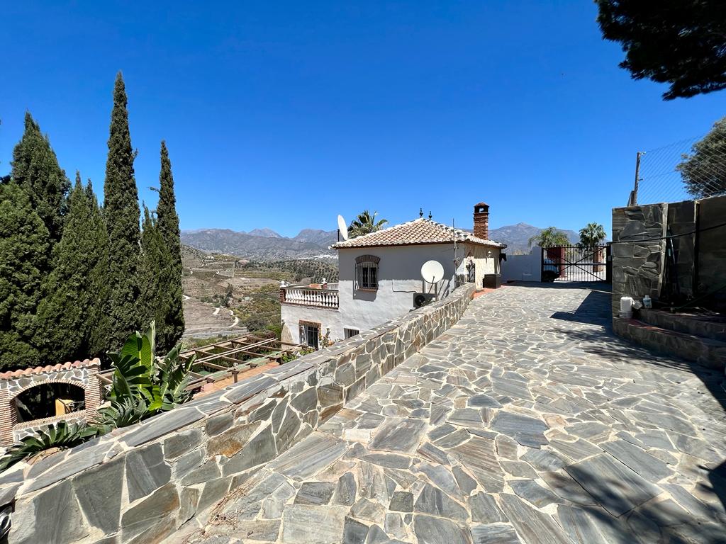 Piccola villa con piscina e splendida vista sulle montagne