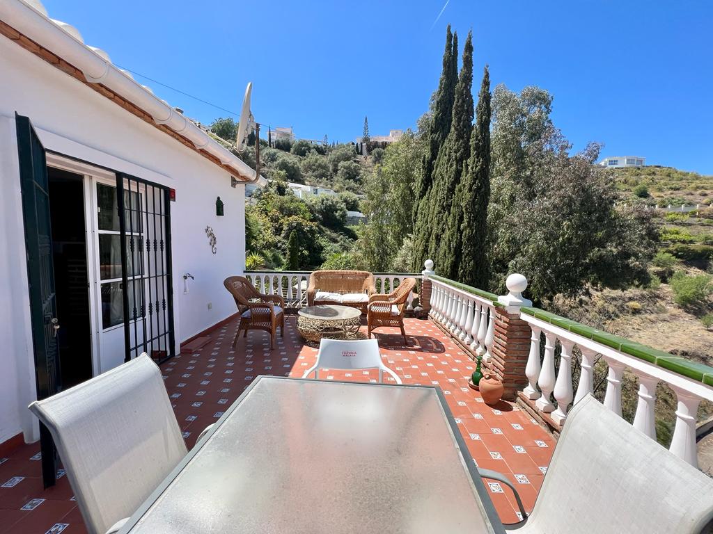 Pequeña villa con piscina y bonitas vistas a la montaña