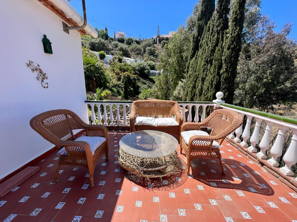 Piccola villa con piscina e splendida vista sulle montagne