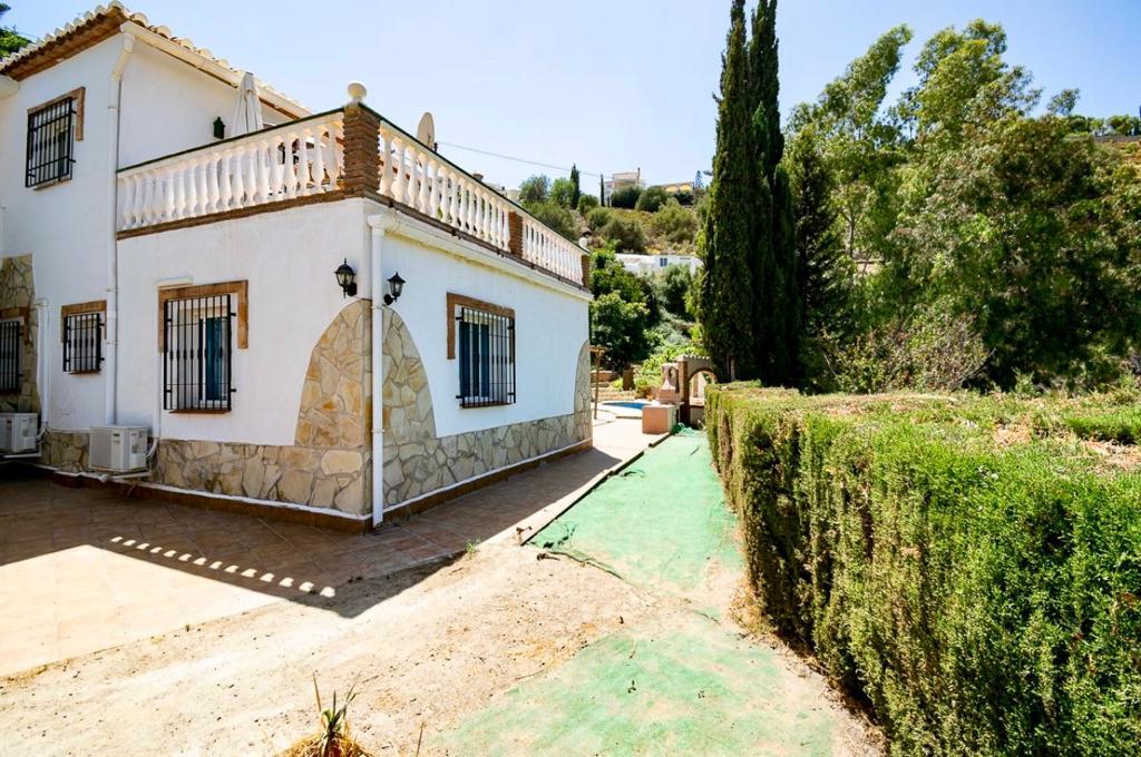 Kleine villa met zwembad en prachtig uitzicht op de bergen