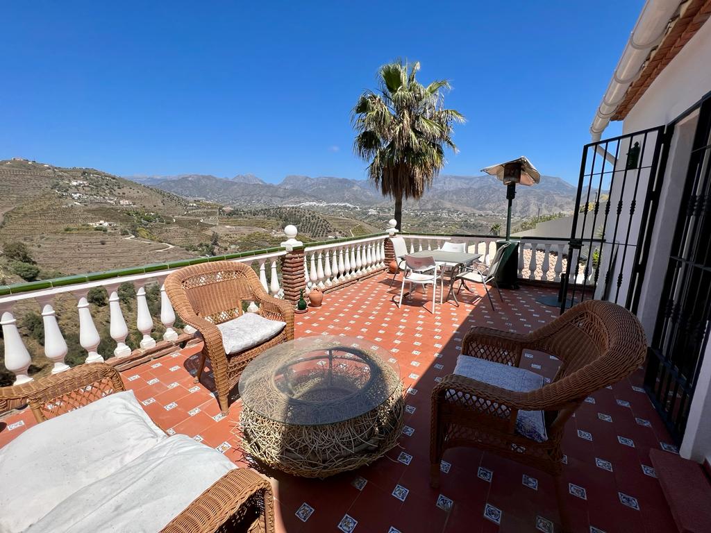 Pequeña villa con piscina y bonitas vistas a la montaña