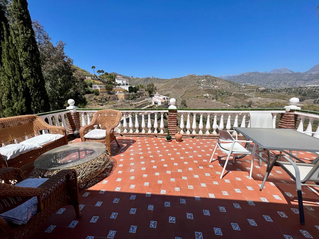 Pequeña villa con piscina y bonitas vistas a la montaña