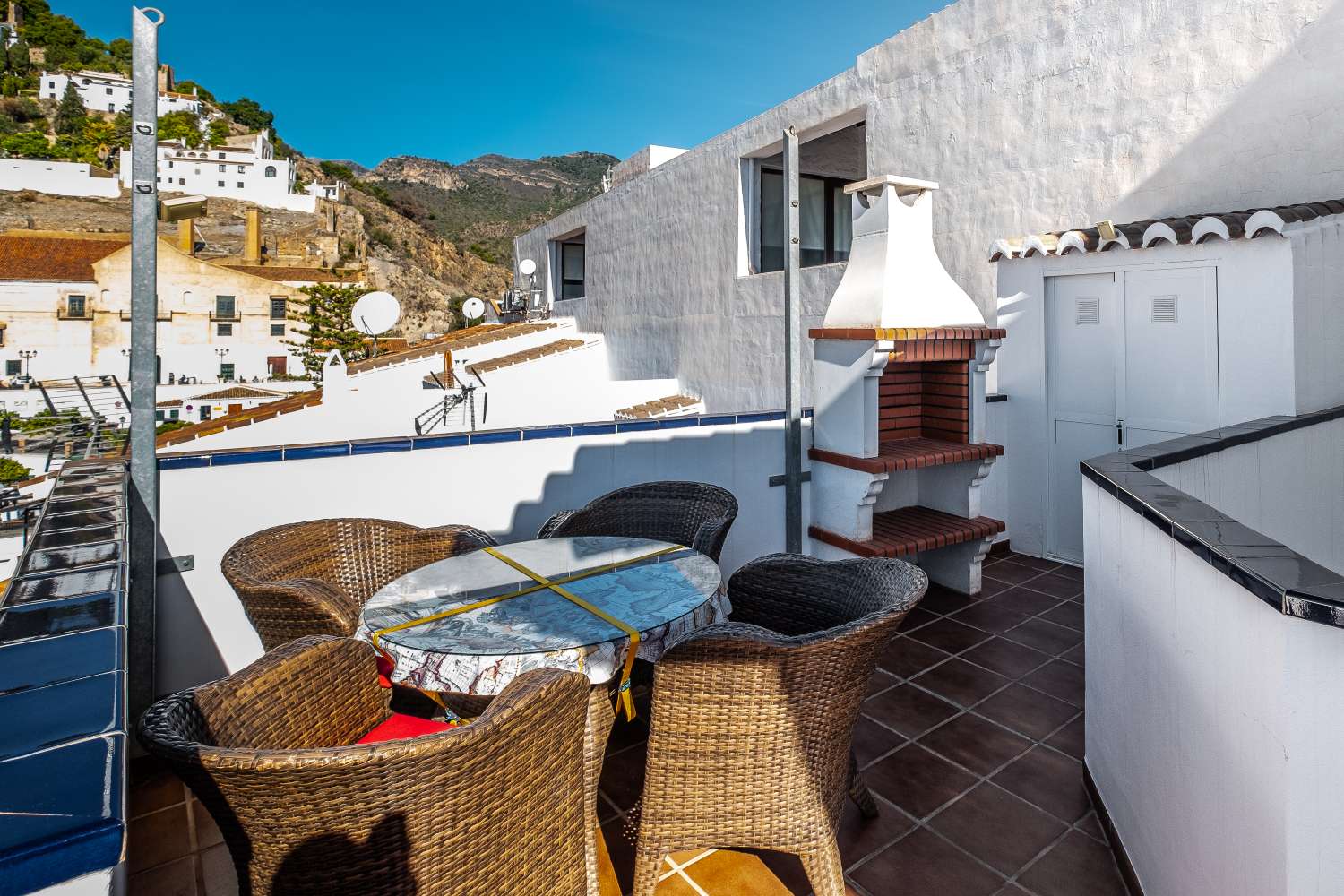 Schöne Wohnung mit spektakulärem Blick über Frigiliana und die Berge