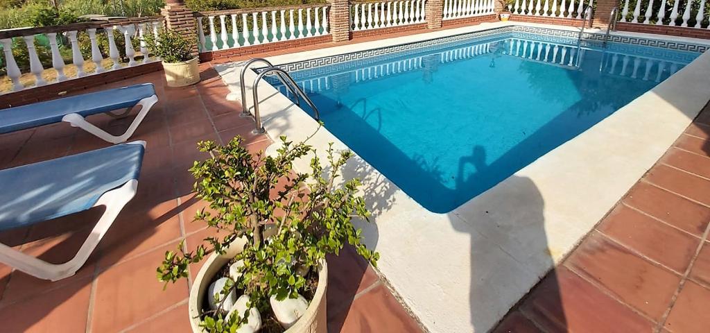 3 BEDROOM COUNTRY PROPERTY WITH 2538 m2 OF FLAT PLOT, SWIMMING POOL, GARAGE & DETACHED APARTMENT - NERJA, EAST