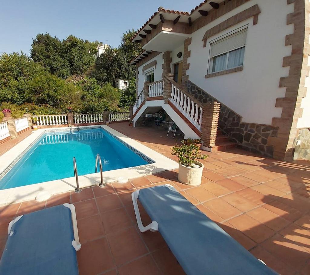 3 BEDROOM COUNTRY PROPERTY WITH 2538 m2 OF FLAT PLOT, SWIMMING POOL, GARAGE & DETACHED APARTMENT - NERJA, EAST