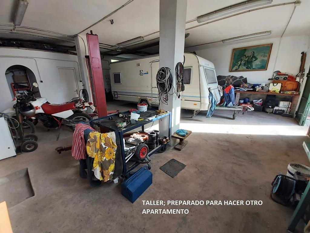 PROPRIÉTÉ DE CAMPAGNE DE 3 CHAMBRES AVEC 2538 m2 DE TERRAIN PLAT, PISCINE, GARAGE ET APPARTEMENT INDIVIDUEL - NERJA, EST