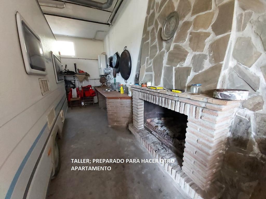 PROPRIETÀ DI CAMPAGNA CON 3 CAMERE DA LETTO CON 2538 m2 DI TERRENO PIANETALE, PISCINA, GARAGE E APPARTAMENTO INDIPENDENTE - NERJA, EST