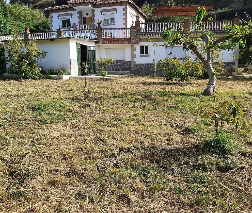 LANDHAUS MIT 3 SCHLAFZIMMERN, 2538 m2 FLACHGRUNDSTÜCK, SWIMMINGPOOL, GARAGE UND FREISTEHENDER WOHNUNG - NERJA, OSTEN