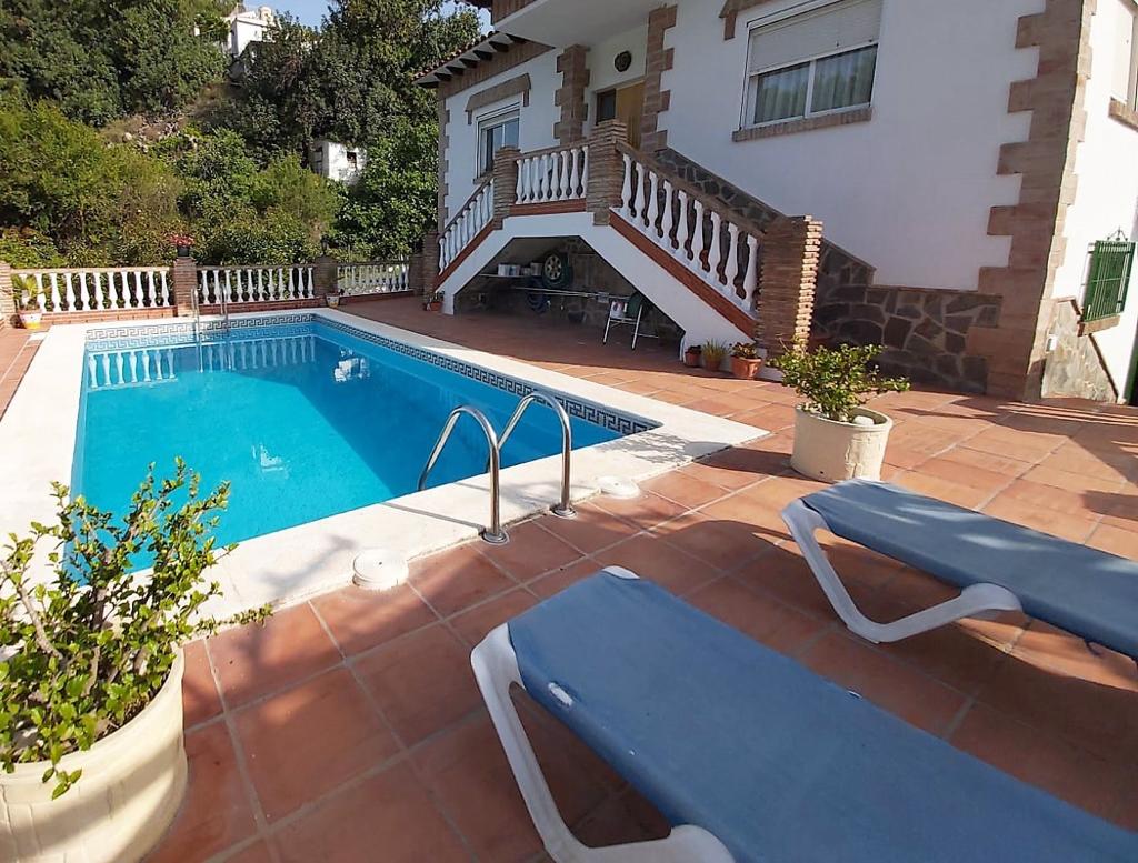 3 BEDROOM COUNTRY PROPERTY WITH 2538 m2 OF FLAT PLOT, SWIMMING POOL, GARAGE & DETACHED APARTMENT - NERJA, EAST