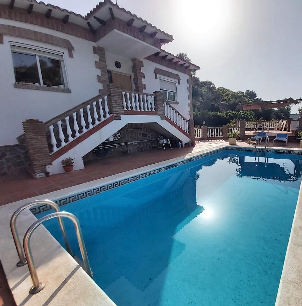 3 BEDROOM COUNTRY PROPERTY WITH 2538 m2 OF FLAT PLOT, SWIMMING POOL, GARAGE & DETACHED APARTMENT - NERJA, EAST