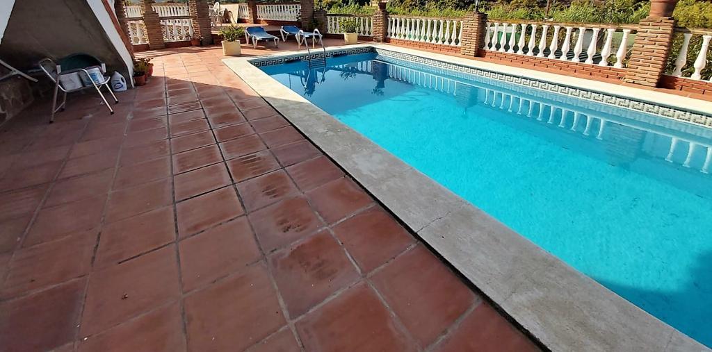 3 BEDROOM COUNTRY PROPERTY WITH 2538 m2 OF FLAT PLOT, SWIMMING POOL, GARAGE & DETACHED APARTMENT - NERJA, EAST